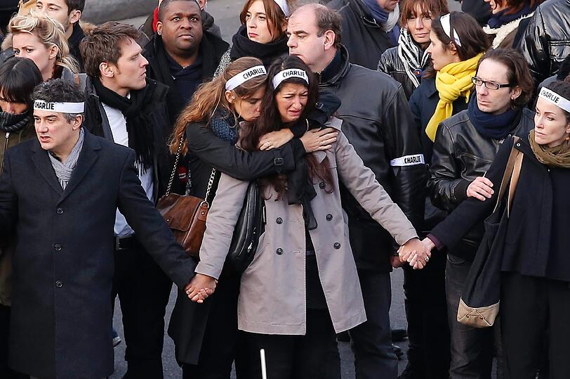 Tränen, Wut, grenzenlose Trauer: Angehörige und Freunde beim Solidaritätsmarsch gegen den Terror und im Gedenken an die 12 Opfer der Anschläge und Geiselnahmen in Paris. Die bewegenden Bilder...