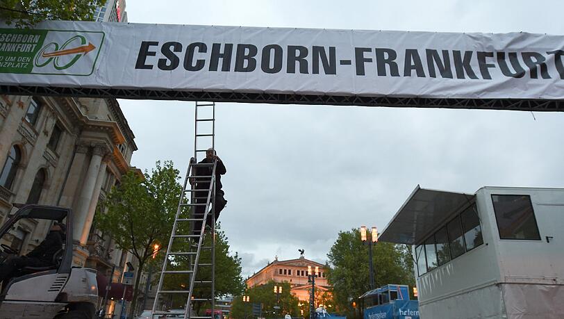 Das Gerüst an der Ziellinie des Radrennens "Rund um den Finanzplatz Eschborn-Frankfurt" an der Alten Oper in Frankfurt am Main wird abgebaut. Nach dem Bombenfund in Oberursel ist das für den 1. Mai geplante traditionsreiche Profi-Radrennen abgesagt worden. Das Gerüst an der Ziellinie des Radrennens "Rund um den Finanzplatz Eschborn-Frankfurt" an der Alten Oper in Frankfurt am Main wird abgebaut. Nach dem Bombenfund in Oberursel ist das für den 1. Mai geplante traditionsreiche Profi-Radrennen abgesagt worden.