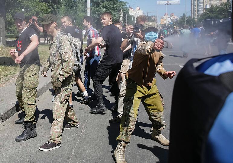 Rechte Ultras gehen mit Pfefferspray auf Polizisten los.