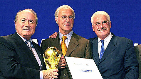 Der Schweizer FIFA-Präsident Joseph Blatter (l.), WM-Bewerbungschef Franz Beckenbauer (m.) und Fedor Radmann (r.), Koordinator des DFB-Bewerbungskomitee.