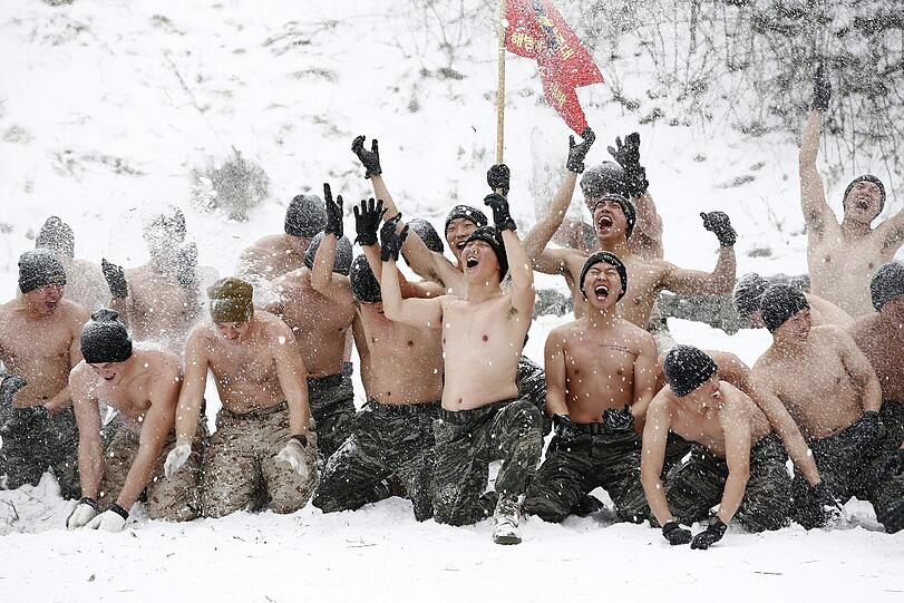 Eine gemeinsame Übung von amerikanischen und südkoreanischen Soldaten fand im Schnee statt.