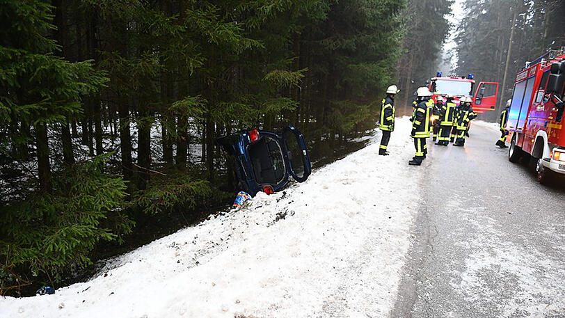 Eine junge Frau hat sich bei Traunstein mit ihrem Auto überschlagen.