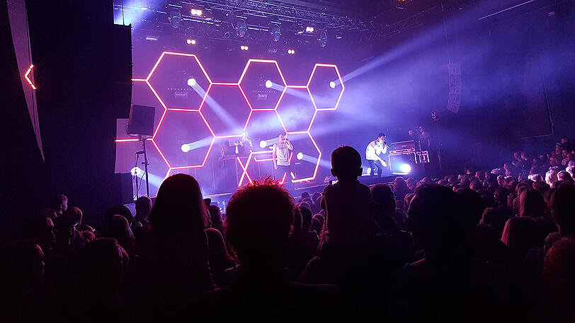 Die Rapper Florian Sump (links), Lukas Nimscheck und ihr DJ Markus Pauli in der Muffathalle.