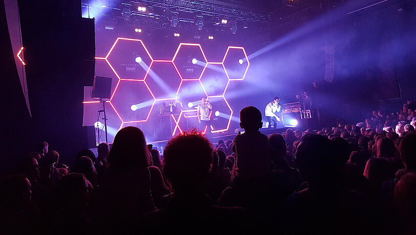 Die Rapper Florian Sump (links), Lukas Nimscheck und ihr DJ Markus Pauli in der Muffathalle. Die Rapper Florian Sump (links), Lukas Nimscheck und ihr DJ Markus Pauli in der Muffathalle.