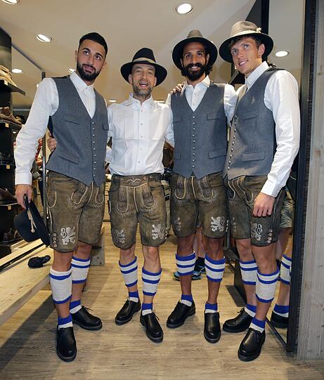 Die Löwen sind fit für die Wiesn: Weiter Bilder von der Oktoberfest-Einkleidung.