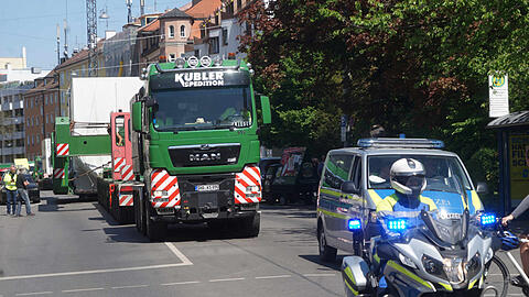 Bereits im Juli fuhr ein Schwertransport durch München und sorgte für Verkehrsbeeinträchtigungen. (Archivbild)