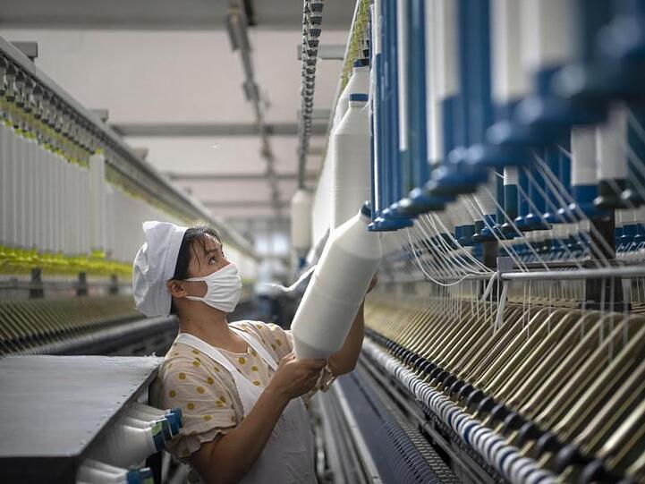 Produktion in einer Textilfabrik in der ostchinesischen Provinz Jiangsu.