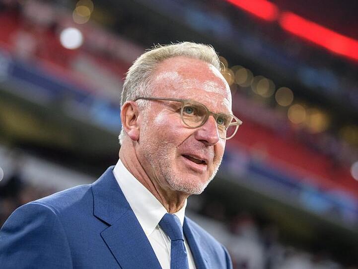Karl-Heinz Rummenigge steht vor Spielbeginn am Spielfeldrand. Foto: Matthias Balk/dpa