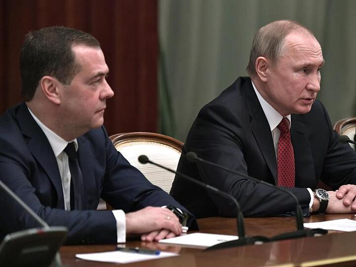 Wladimir Putin und Dmitri Medwedew (l) bei einer Kabinettssitzung.