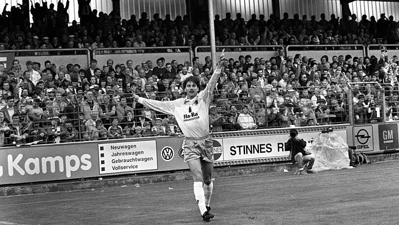 Peter Pacult jubelt nach seinem Treffer gegen Meppen. Peter Pacult jubelt nach seinem Treffer gegen Meppen.