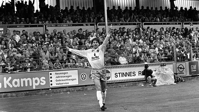 Peter Pacult jubelt nach seinem Treffer gegen Meppen.