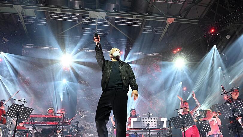 Jan Böhmermann interpretiert "Husti Husti Heh" im Zenith.