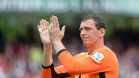 Der damalige Nürnberger Torwart Raphael Schäfer nach seinem letzten Heimspiel.