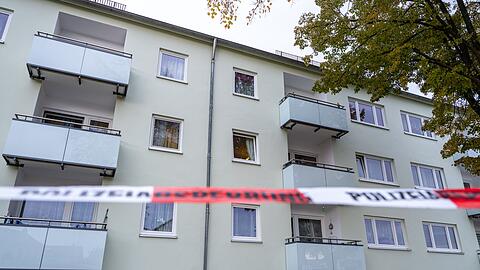 Bei dem Einsatz wurden eine Polizistin und zwei Polizisten verletzt.