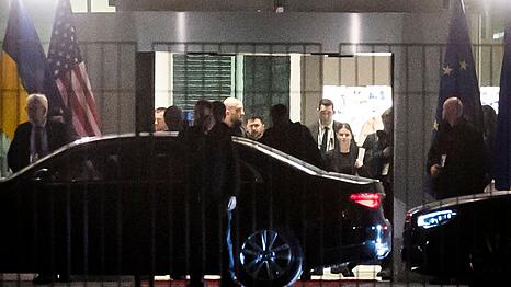 &Uuml;ber f&uuml;nf Stunden dauerte das Treffen Selenskyjs mit US-amerikanischen Unterh&auml;ndlern in Berlin.