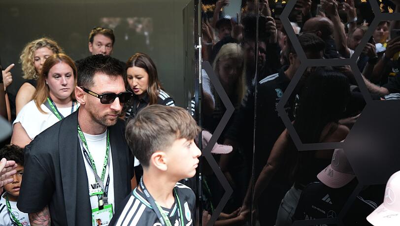 Fu&szlig;ball-Weltmeister Lionel Messi (l) l&auml;sst sich den Grand Prix von Miami nicht entgehen.