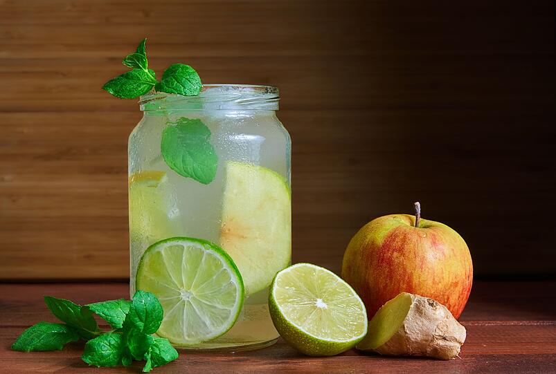 Alle Zutaten bringen wertvolle N&auml;hrstoffe mit. Apfelessig enth&auml;lt viele Vitamine und Mineralien, wirkt positiv auf Immunsystem, Haut, Haare und N&auml;gel. Ingwer ist voll mit Vitamin C und hilft bei Verdauung und Abwehrkr&auml;ften. Zitrone liefert ebenfalls viel Vitamin C, wirkt entz&uuml;ndungshemmend und antibakteriell. Honig punktet mit Antioxidantien und Pr&auml;biotika. Der Immun-Drink stammt aus dem englischsprachigen Raum und wird dort auch Haymaker's Punch genannt.