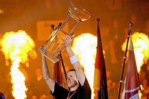 Topf hoch, aber Kopf unten: Hier  hält Bambergs Kapitän Casey Jacobsen stolz den Pokal hoch, aber in der Liga muss er vorerst passen - Innenbandanriss im Knie.