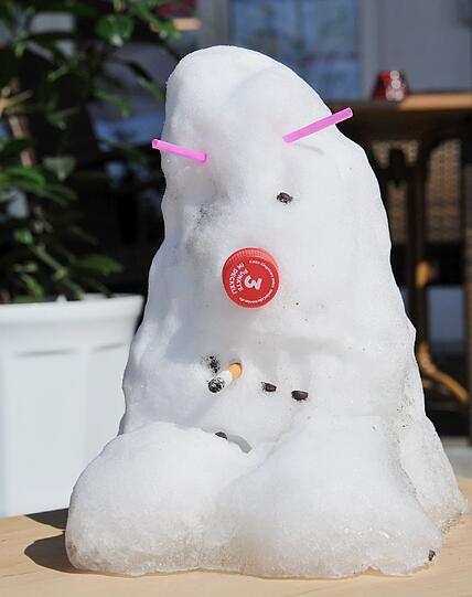 Ein Schneemann auf dem Tisch eines Restaurants unweit des Brandenburger Tores.
