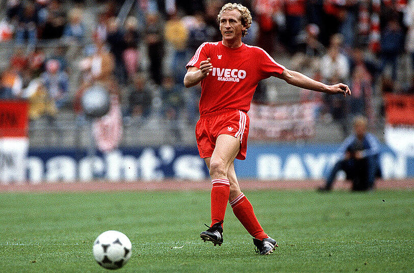 1979/80 1. Spieltag: Es ist der erste Auftritt von Bayer Leverkusen im Rahmen eines Bundesliga-Spiels in München. Der Aufsteiger gastiert gleich zum Auftakt beim Vorjahres-Vierten. Und es beginnt für Bayer gleich mit einem Rückschlag. Bereits nach drei Minuten netzt Bernd Dürnberger für die Bayern ein. Am Ende lautet es nach weiteren Toren von Karl-Heinz-Rummenigge (12.) und Norbert Janzon (59.) 3:1. Dietmar Demuth trifft per Elfmeter zum Ehrentreffer.