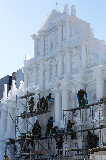 Für das große Schneefestival im japanischen Sapporo laufen die letzten Vorbereitungen...