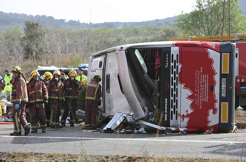 Rettungskräfte der Feuerwehr holen Verletzte und bergen Tote aus dem Wrack des verunglückten Busses im Nordosten Spaniens. Die Bilder vom Unfallort.