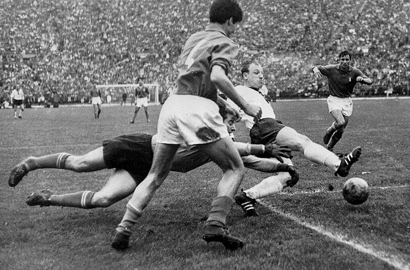 1. Juni 1962: Italiens Keeper Lorenzo Buffon und sein Treamkollege Sandro Salvatori stemmen sich dem deutschen Angreifer Uwe Seeler entgegen. WM-Vorrunde 1962, 0:0 in Santiago de Chile.
