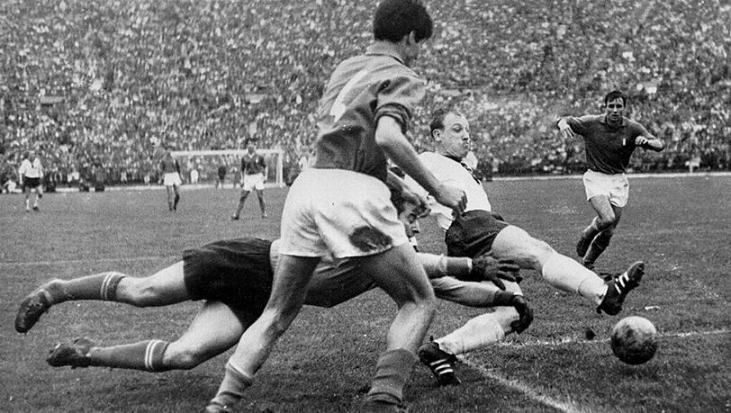 1. Juni 1962: Italiens Keeper Lorenzo Buffon und sein Treamkollege Sandro Salvatori stemmen sich dem deutschen Angreifer Uwe Seeler entgegen. WM-Vorrunde 1962, 0:0 in Santiago de Chile. 1. Juni 1962: Italiens Keeper Lorenzo Buffon und sein Treamkollege Sandro Salvatori stemmen sich dem deutschen Angreifer Uwe Seeler entgegen. WM-Vorrunde 1962, 0:0 in Santiago de Chile.