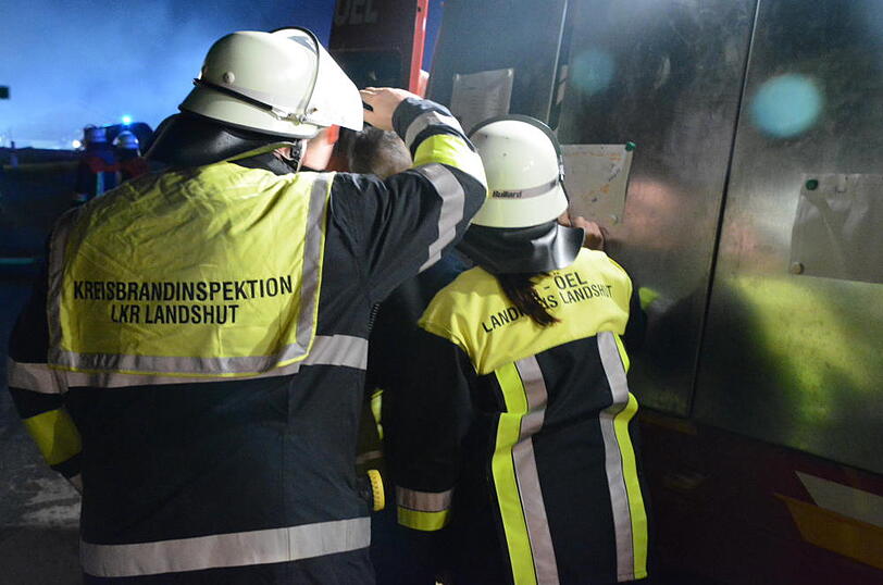 Die Flammen ließen nicht viel übrig - 30 Rinder starben im Feuer. Die Bilder vom Löscheinsatz in Wurmsham.