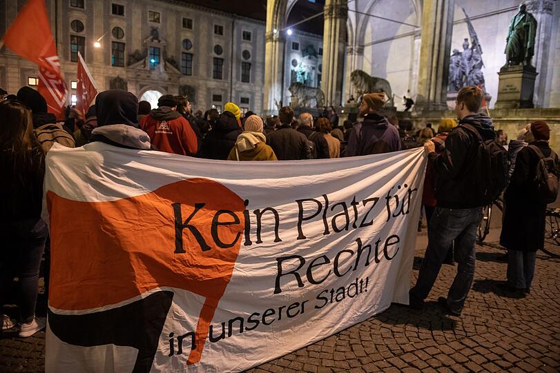 In der Münchner Innenstadt gedachten am Donnerstag zahlreiche Menschen den Opfern des Terroranschlags von Hanau am Abend zuvor.