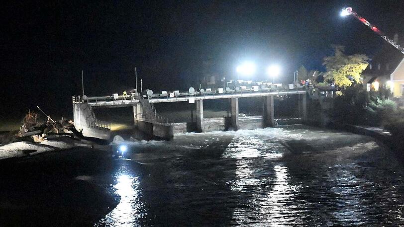 Bei einem nächtlichen Trip mit dem Schlauchboot mussten drei Personen an der Großhesseloher Wehr aus der Isar gerettet werden.