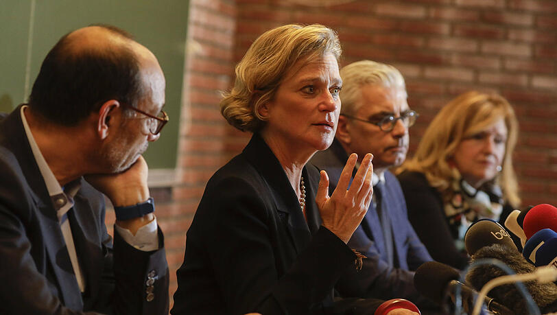 Bei der ersten Pressekonferenz nach dem Gerichtsverfahren zeigt sich Prinzessin Delphine erleichtert. Bei der ersten Pressekonferenz nach dem Gerichtsverfahren zeigt sich Prinzessin Delphine erleichtert.