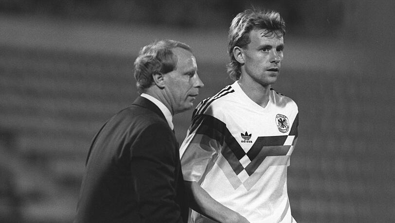 1:1 zum Arbeitsantritt gegen Portugal: Vogts (l., mit Manfred Binz). 1:1 zum Arbeitsantritt gegen Portugal: Vogts (l., mit Manfred Binz).