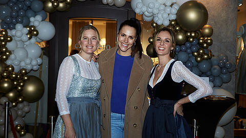 Constanze Schnitzler (l.) und Veronika Stork-Jacklbauer mit TV-Moderatorin Esther Sedlaczek (M.).