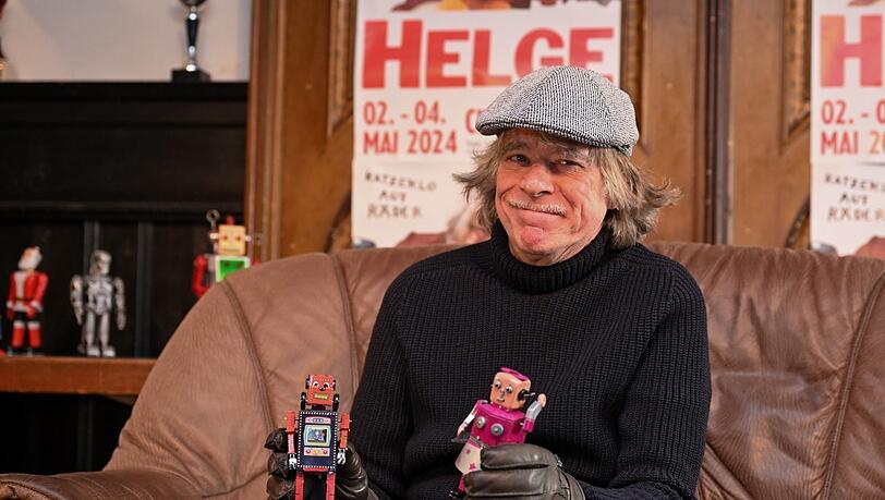 Helge Schneider bei seiner Pressekonferenz im Vereinsheim.
