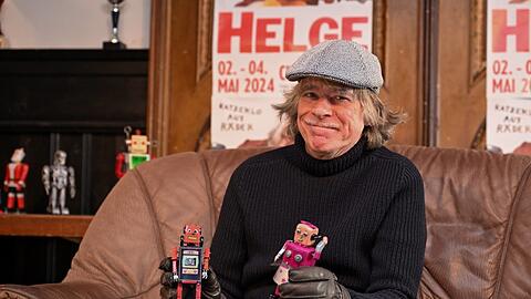 Helge Schneider bei seiner Pressekonferenz im Vereinsheim.