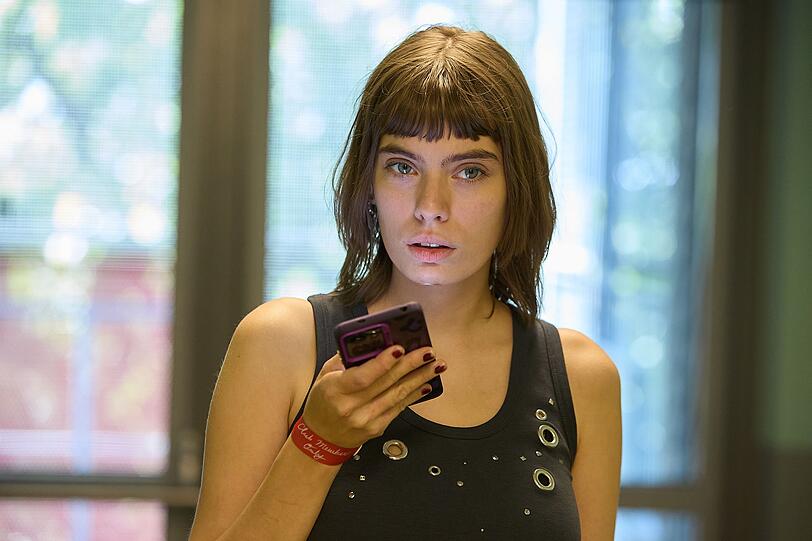 Charlie (Greta Kr&auml;mer) hat ihre Eltern fr&uuml;h verloren und lebt in einem Heim. Sie tr&auml;umt davon, "die j&uuml;ngste Neurochirurgin Deutschlands" zu werden und sieht ihren Aufenthalt im Krankenhaus auch als M&ouml;glichkeit, etwas zu lernen.