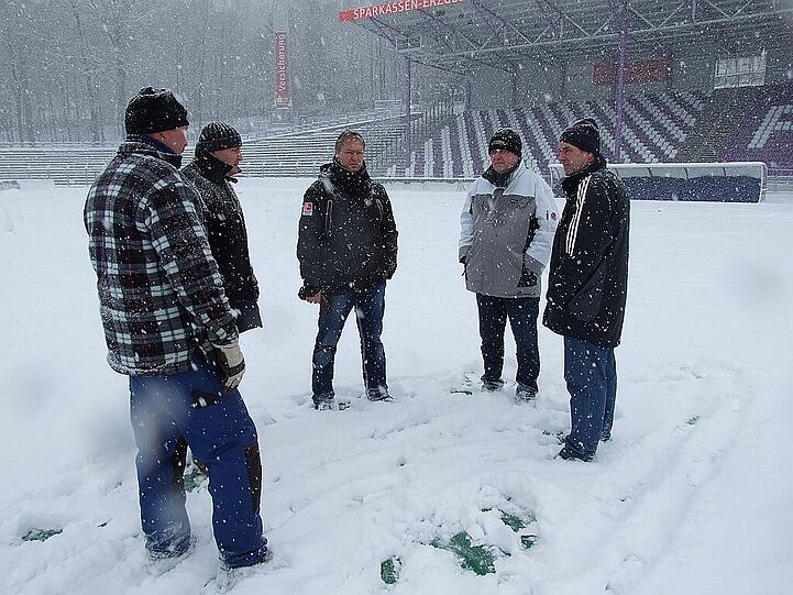 Schnee und eisige Temperaturen: Trotz Rasenheizung und Schutzfloie ist der Platz unbespielbar. Die Bilder.