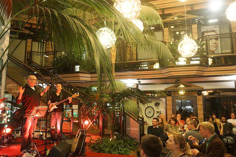 Die Musik wurde im Café Luitpold von The Galapagos Honeydrippers begesteuert.