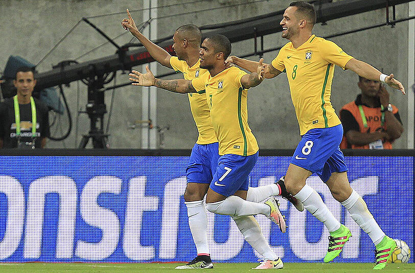 Die Brasilianer feiern das 1:0 von Douglas Costa (Mitte) gegen Uruguay.