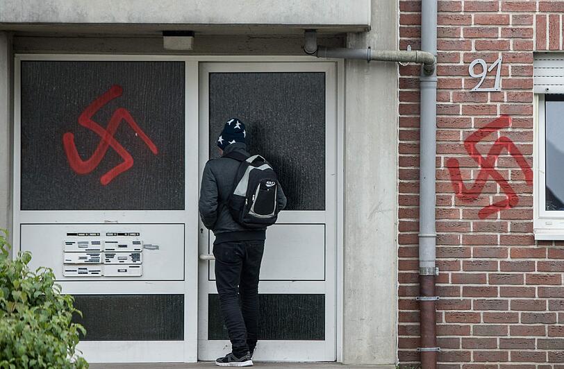 Hakenkreuze an einer Asylbewerberunterkunft in Nordrhein-Westfalen. Die Zahlen fremdenfeindlicher Gewalt in Deutschland bleibt hoch. Foto: Maja Hitij/Archiv