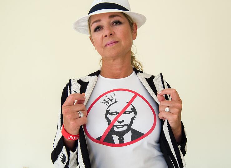 Irina Revina Hofmann: Seit Jahren macht die Russin in Bogenhausen Stimmung gegen Wladimir Putin - und das unübersehbar und in Sichtweite des russischen Konsulats.
