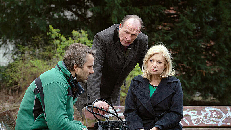 "Die Kanzlei: Schräglage": Isa von Brede (Sabine Postel) und Markus Gellert (Herbert Knaup, M.) sprechen mit Michael Fehring (Stefan Rudolf)