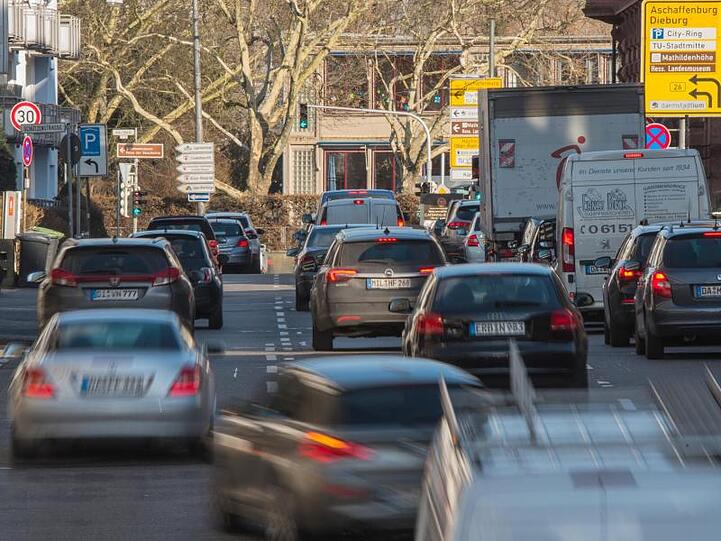 Straßenverkehr in Darmstadt.