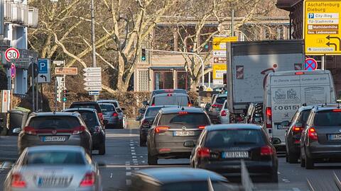 Straßenverkehr in Darmstadt.