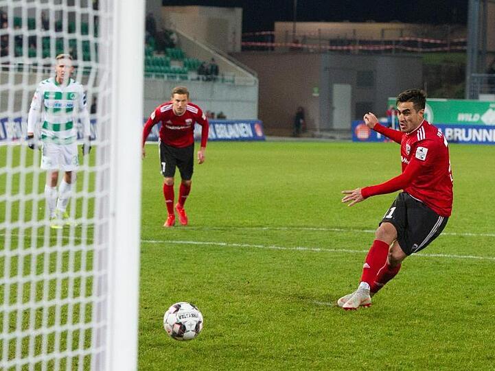Der Ingolstädter Dario Lezcano (r) erzielt per Elfmeter das 1:0 gegen die SpVgg Greuther Fürth.