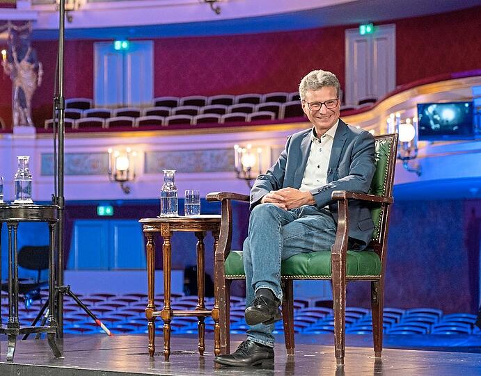 Auch ein Politiker wie Bayerns Kunstminster Bernd Sibler tritt ungern vor einem leeren Haus auf. Das Bild zeigt ihn bei einem Livestream im Gärtnerplatztheater.