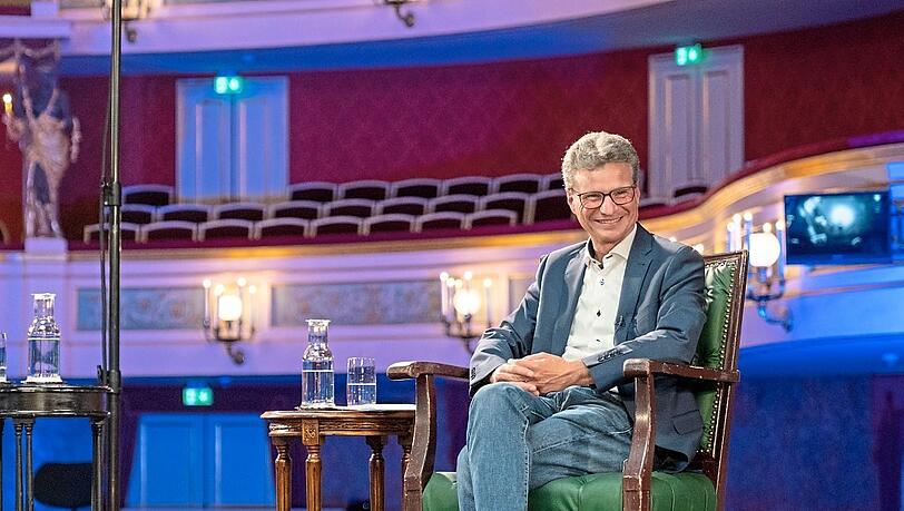 Auch ein Politiker wie Bayerns Kunstminster Bernd Sibler tritt ungern vor einem leeren Haus auf. Das Bild zeigt ihn bei einem Livestream im Gärtnerplatztheater. Auch ein Politiker wie Bayerns Kunstminster Bernd Sibler tritt ungern vor einem leeren Haus auf. Das Bild zeigt ihn bei einem Livestream im Gärtnerplatztheater.