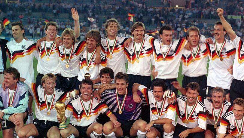 "Er ist Weltmeister, hat an fünf WM-Endrunden teilgenommen, das haben nur wenige geschafft", sagt Heynckes über Matthäus (mit Pokal). "Er ist Weltmeister, hat an fünf WM-Endrunden teilgenommen, das haben nur wenige geschafft", sagt Heynckes über Matthäus (mit Pokal).