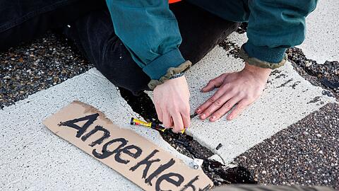 Aktivisten der Gruppe "Die letzte Generation" drohen mit Autobahnblockaden. (Symbolbild)